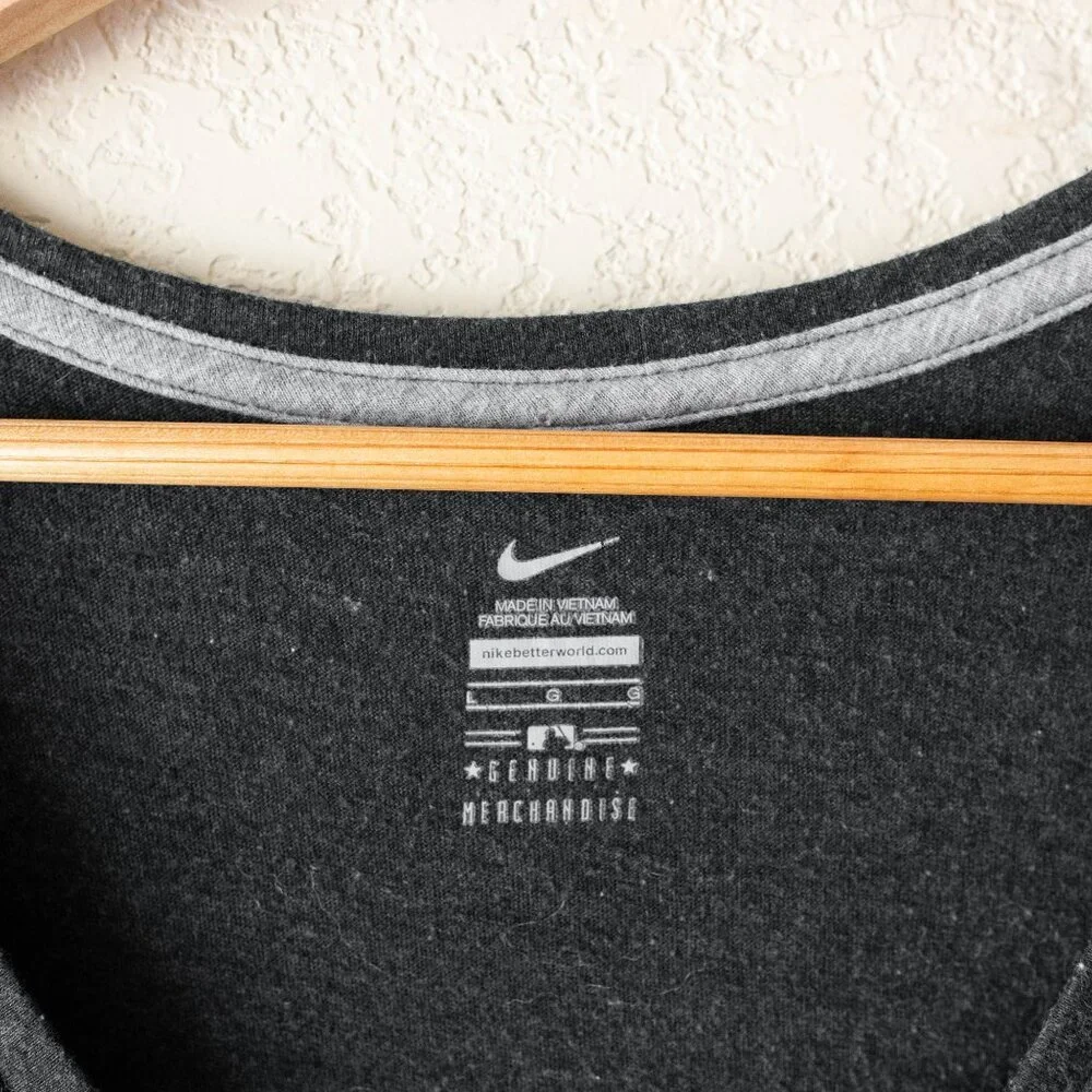 Nike Women’s Giants V-Neck T-Shirt Size Large Gray MLB Fan Tee - Picture 2 of 3